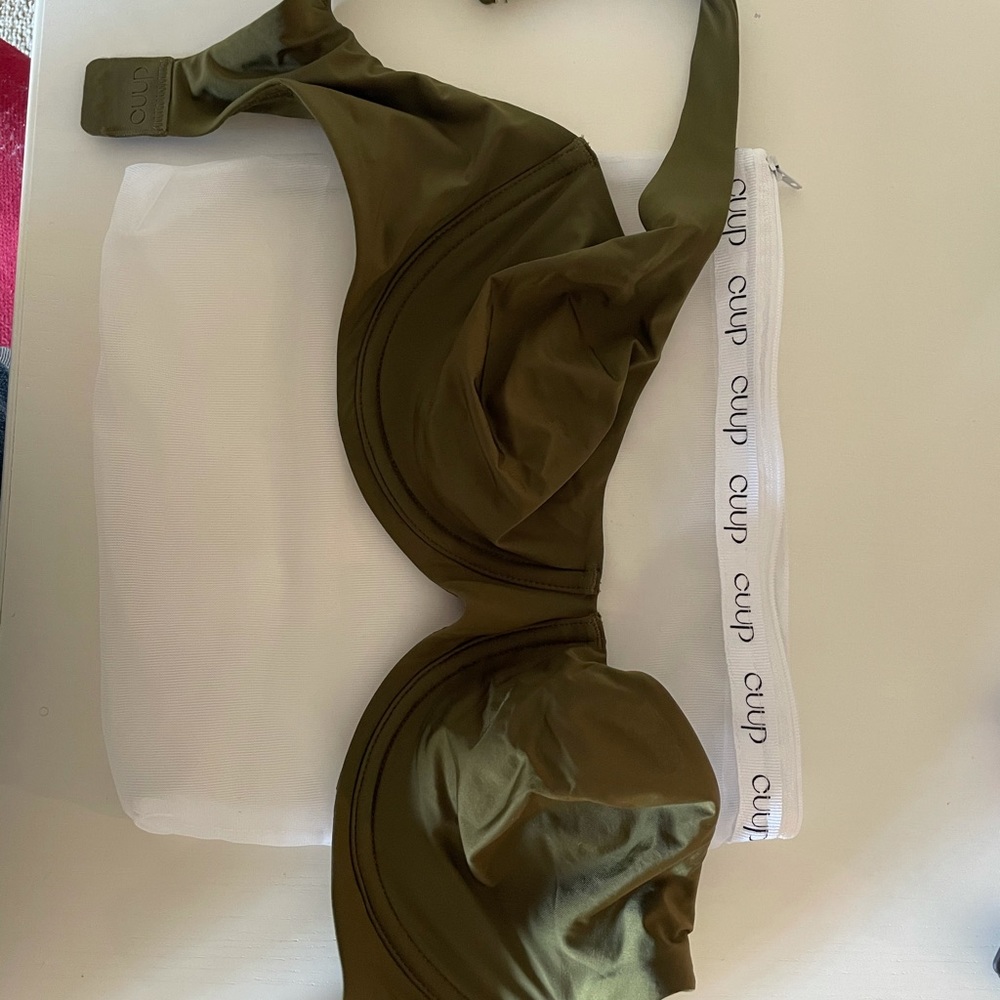 32D CUUP bra- NEVER worn